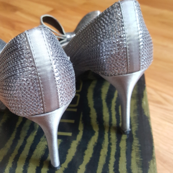 Moda Spana Chase heels pewter size 6 1/2.  Like new - Picture 3 of 5